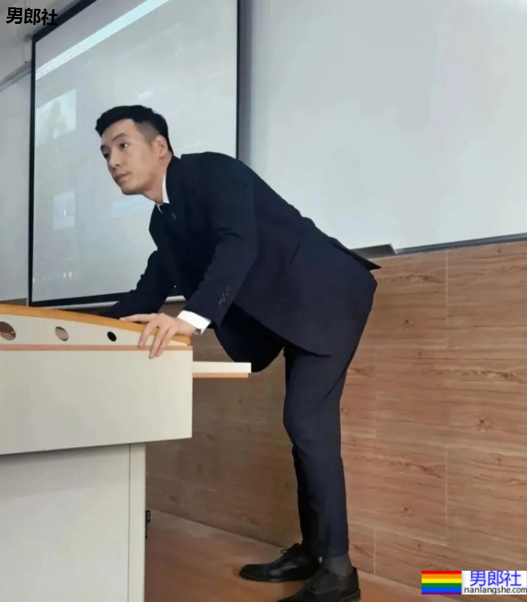 最近很火的厦门大学老师，正装私房帅照 - 51虹马