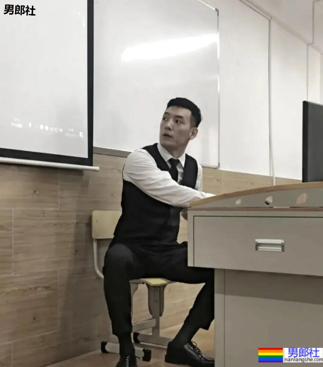 最近很火的厦门大学老师，正装私房帅照 - 51虹马