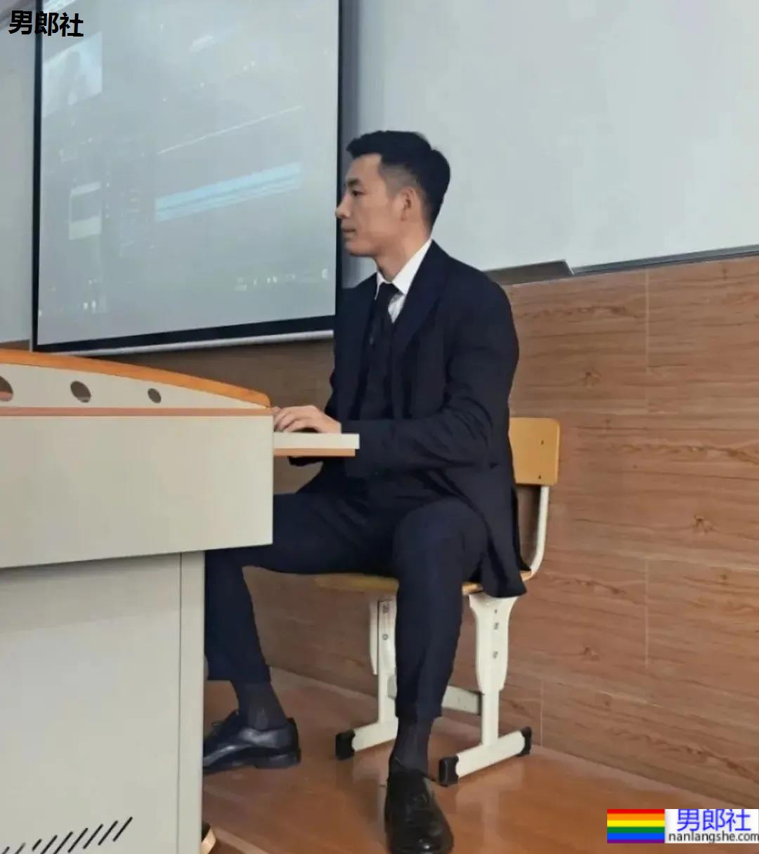 最近很火的厦门大学老师，正装私房帅照 - 51虹马