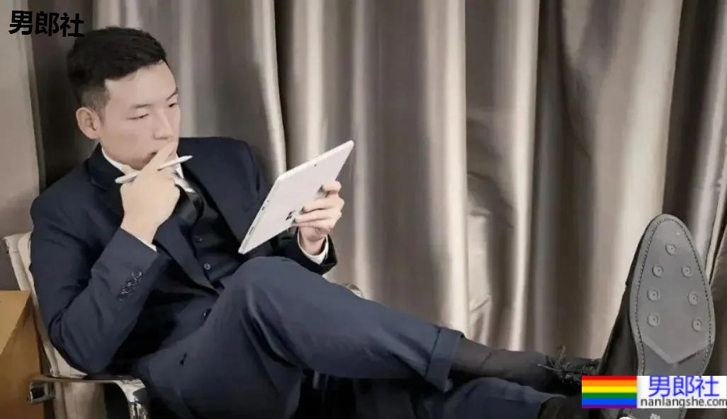 最近很火的厦门大学老师，正装私房帅照 - 51虹马