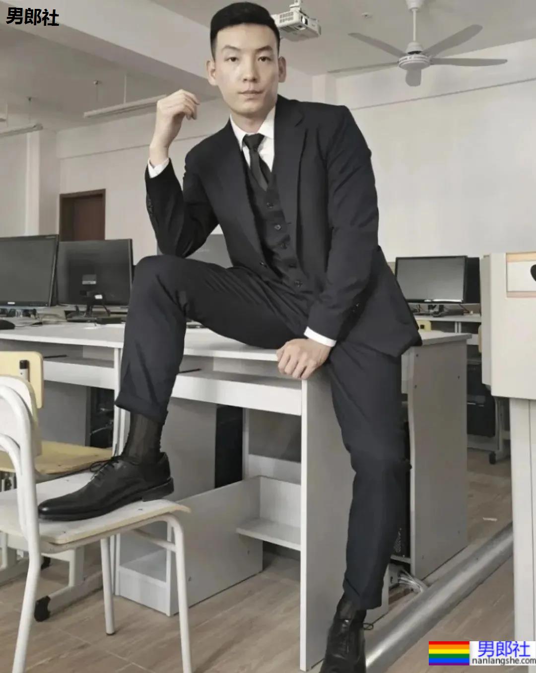 最近很火的厦门大学老师，正装私房帅照 - 51虹马