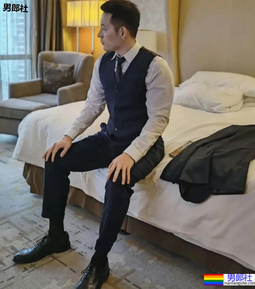 最近很火的厦门大学老师，正装私房帅照 - 51虹马