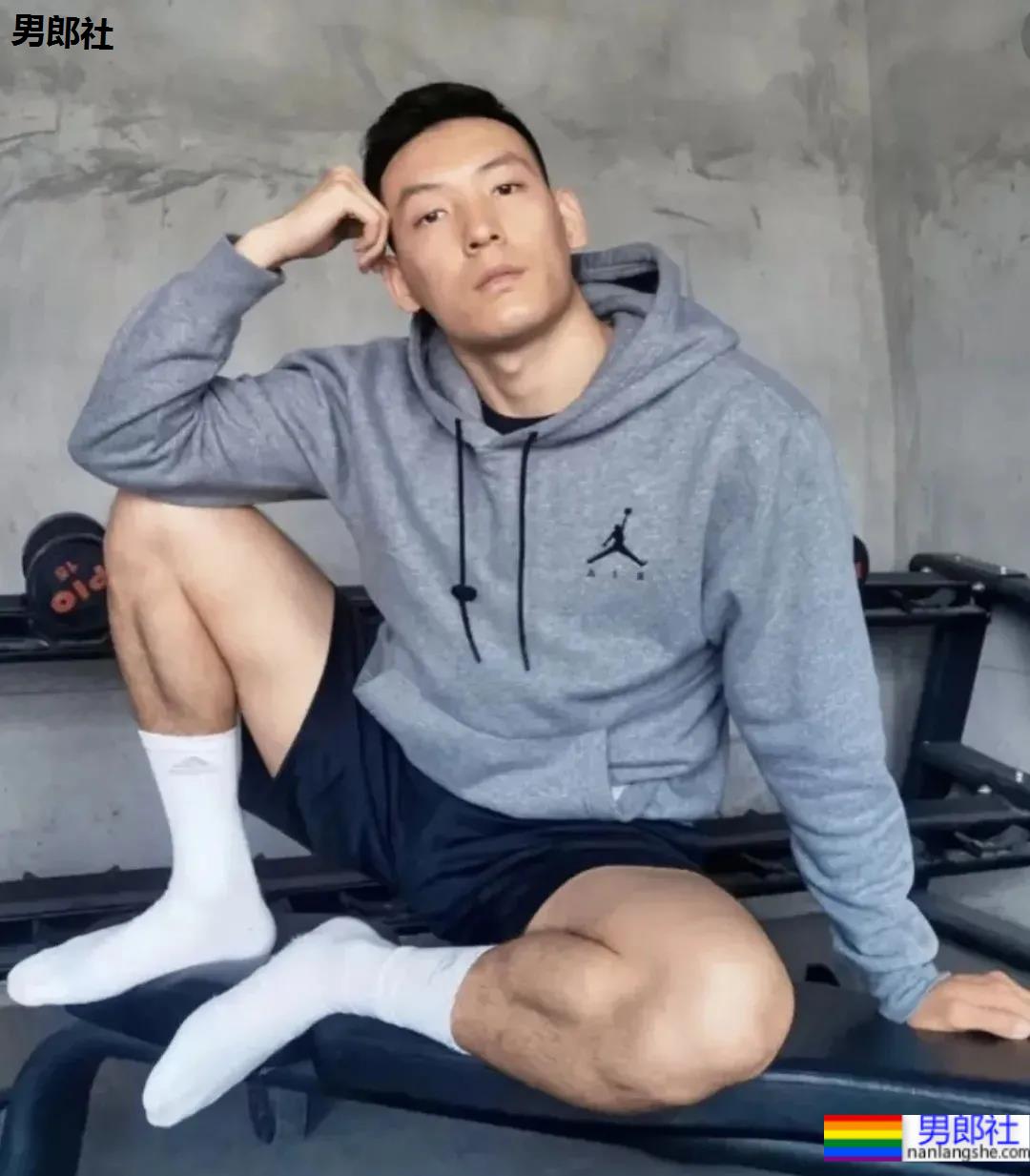 最近很火的厦门大学老师，正装私房帅照 - 51虹马