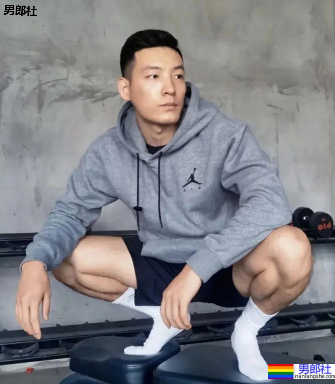 最近很火的厦门大学老师，正装私房帅照 - 51虹马