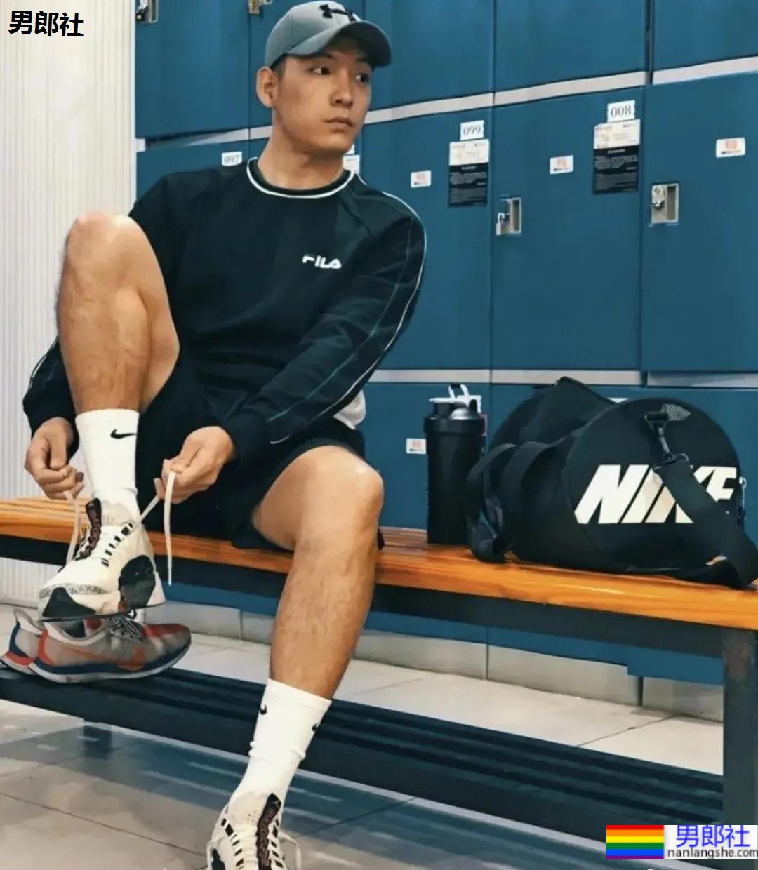 最近很火的厦门大学老师，正装私房帅照 - 51虹马