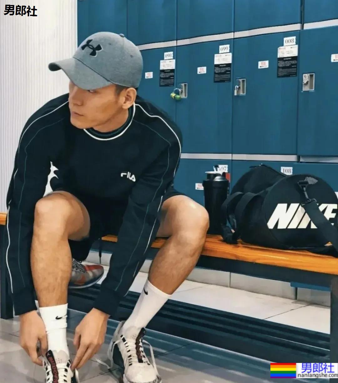 最近很火的厦门大学老师，正装私房帅照 - 51虹马