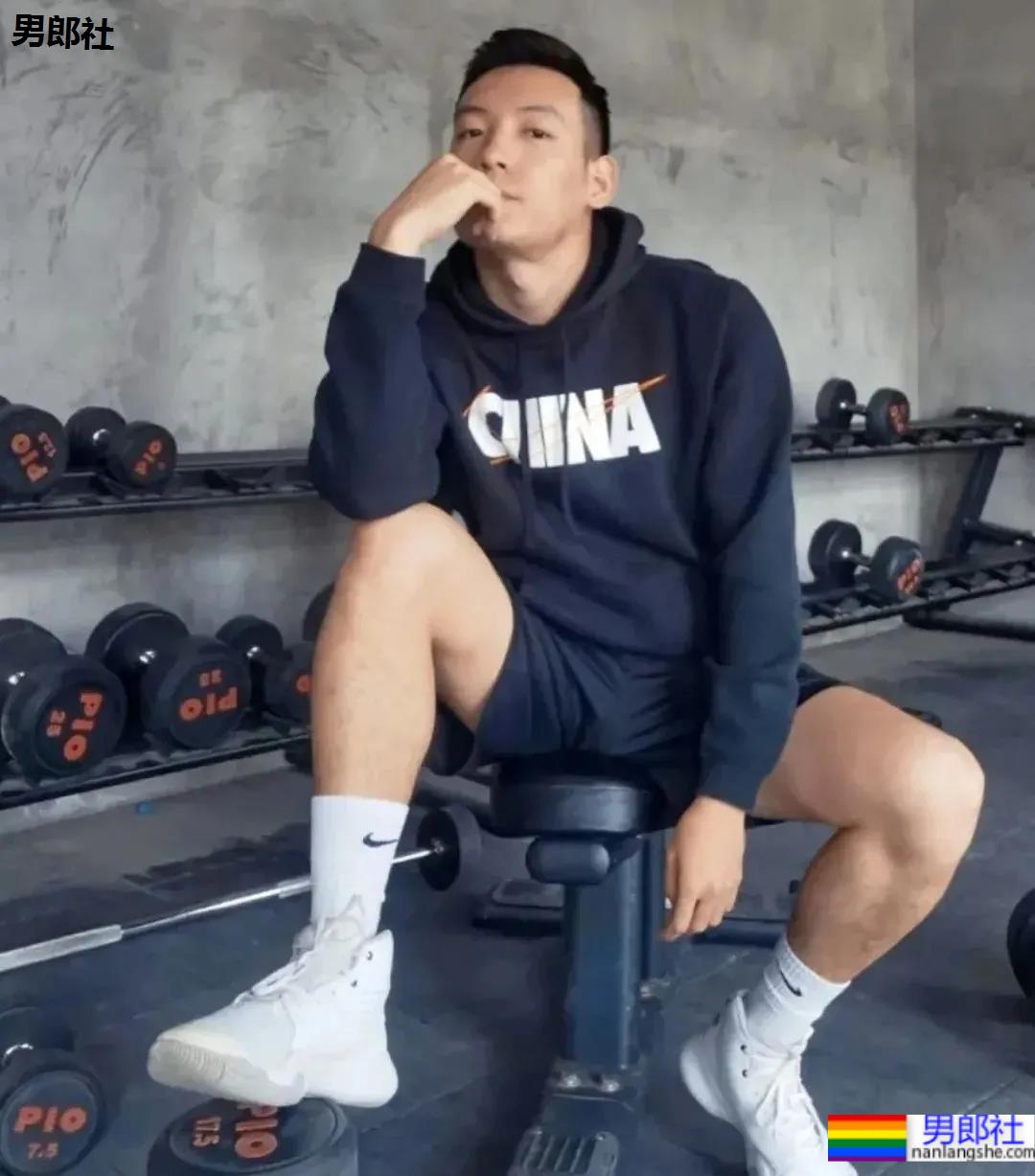 最近很火的厦门大学老师，正装私房帅照 - 51虹马