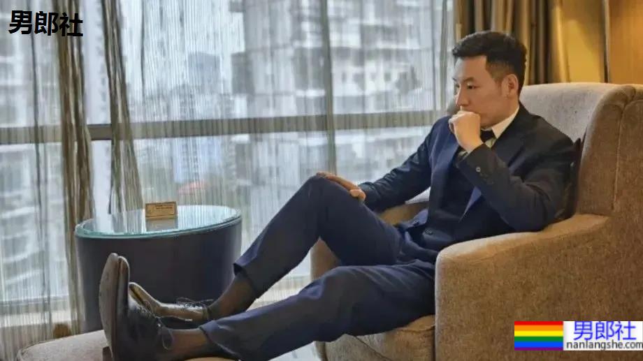 最近很火的厦门大学老师，正装私房帅照 - 51虹马