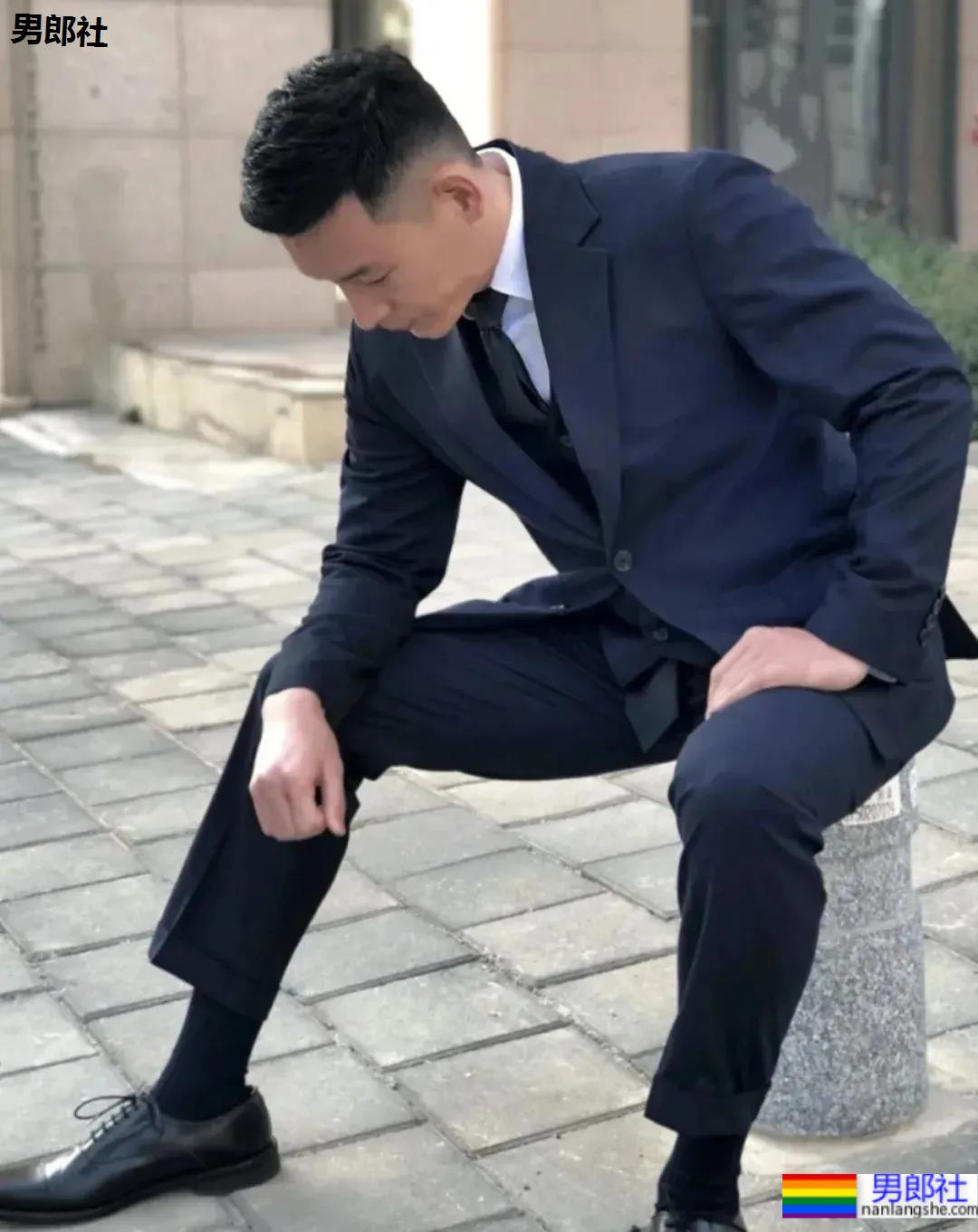 最近很火的厦门大学老师，正装私房帅照 - 51虹马