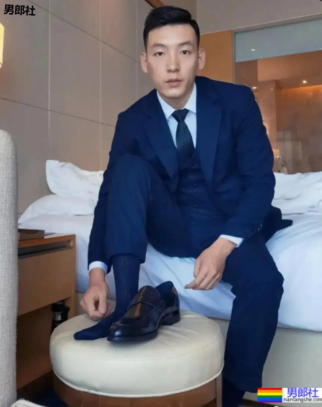 最近很火的厦门大学老师，正装私房帅照 - 51虹马