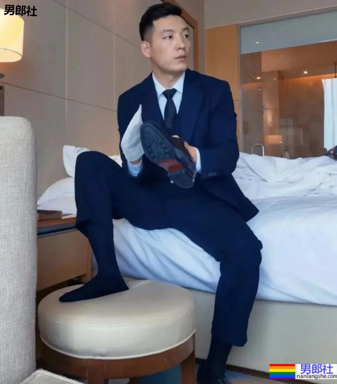 最近很火的厦门大学老师，正装私房帅照 - 51虹马