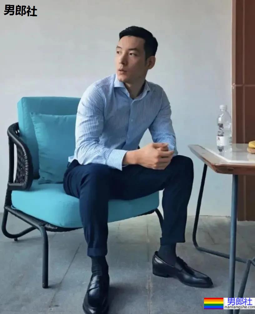 最近很火的厦门大学老师，正装私房帅照 - 51虹马