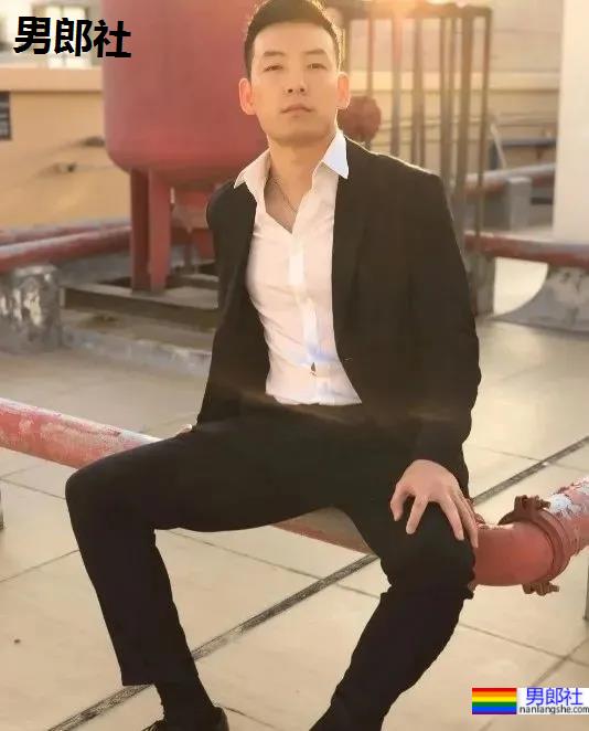 最近很火的厦门大学老师，正装私房帅照 - 51虹马