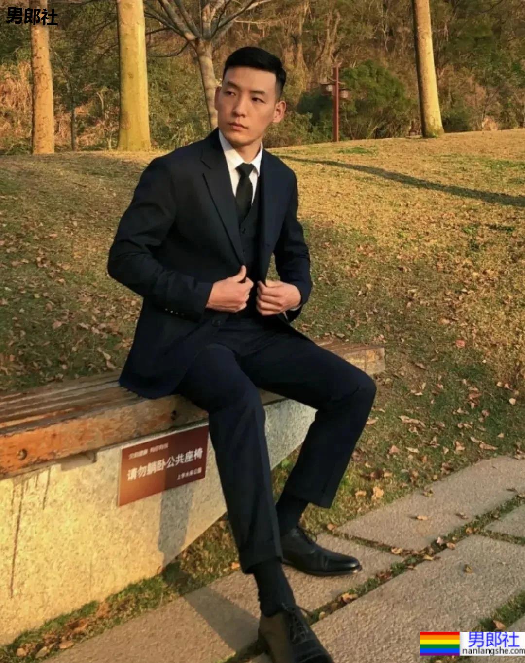 最近很火的厦门大学老师，正装私房帅照 - 51虹马