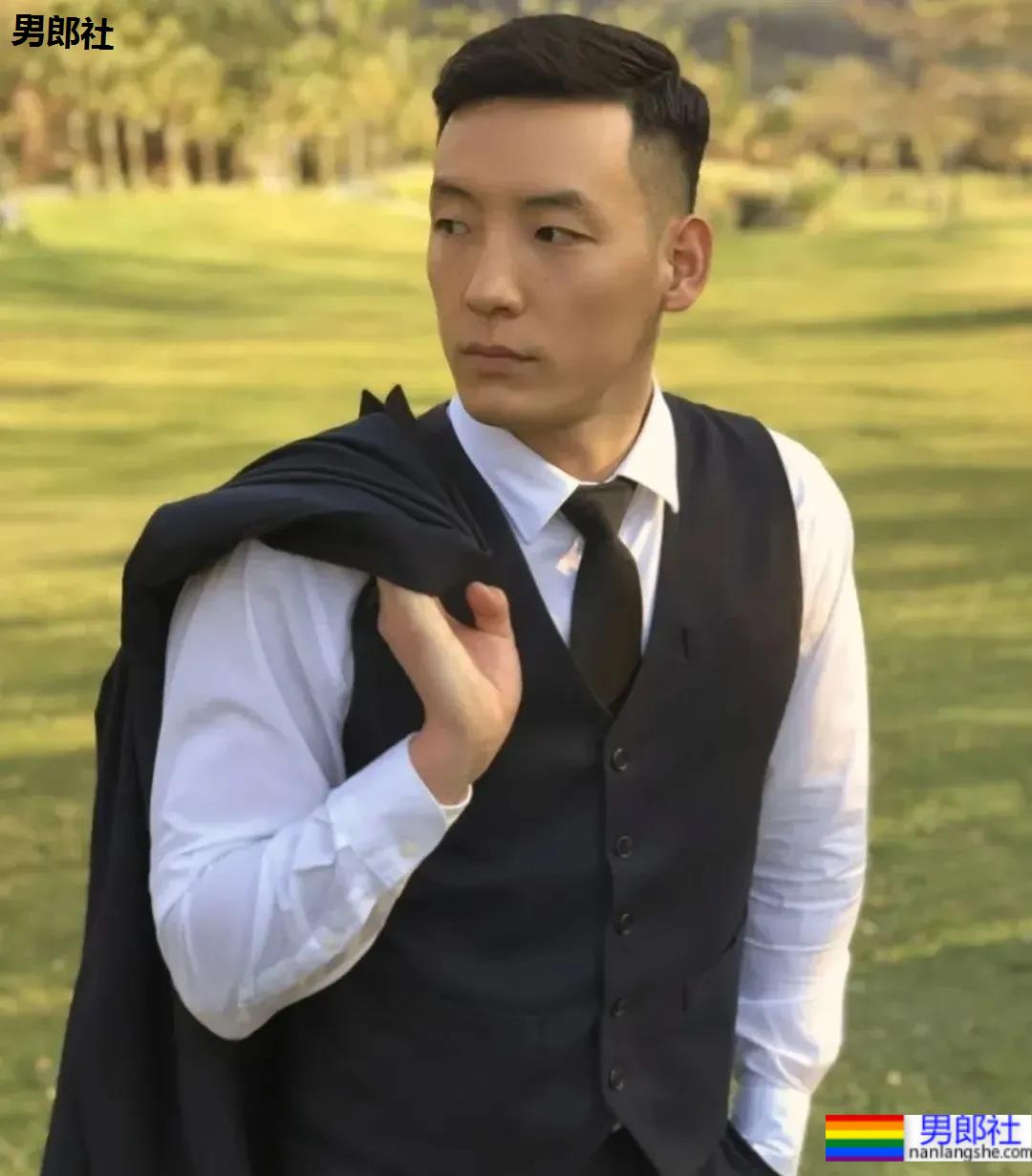 最近很火的厦门大学老师，正装私房帅照 - 51虹马