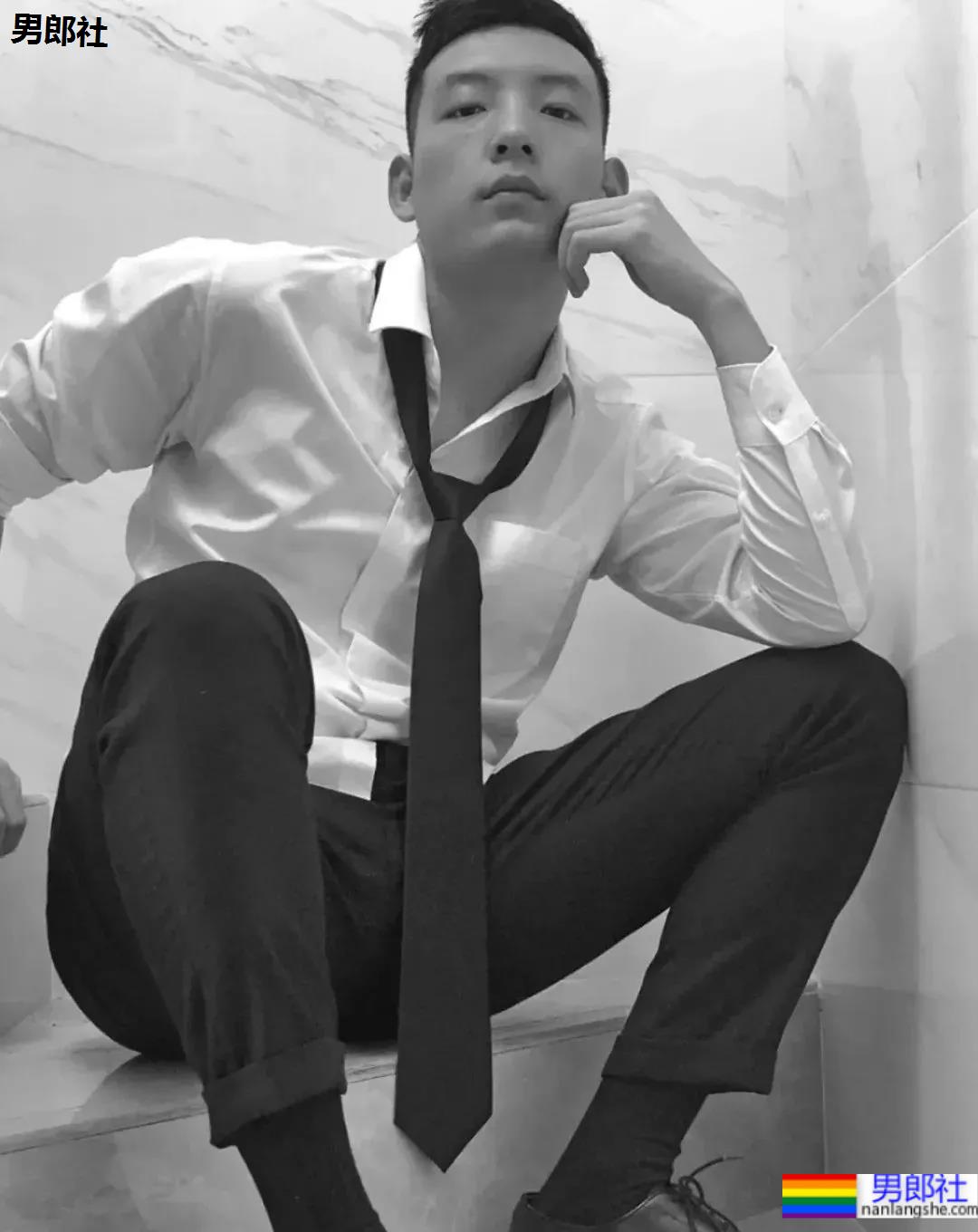 最近很火的厦门大学老师，正装私房帅照 - 51虹马