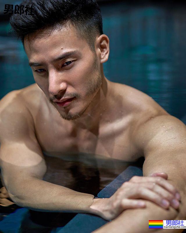 视听觉双重飨宴！集优雅琴调与性感肌肉于一身的大马演奏家：Josh Kua 柯信捷 - 51虹马