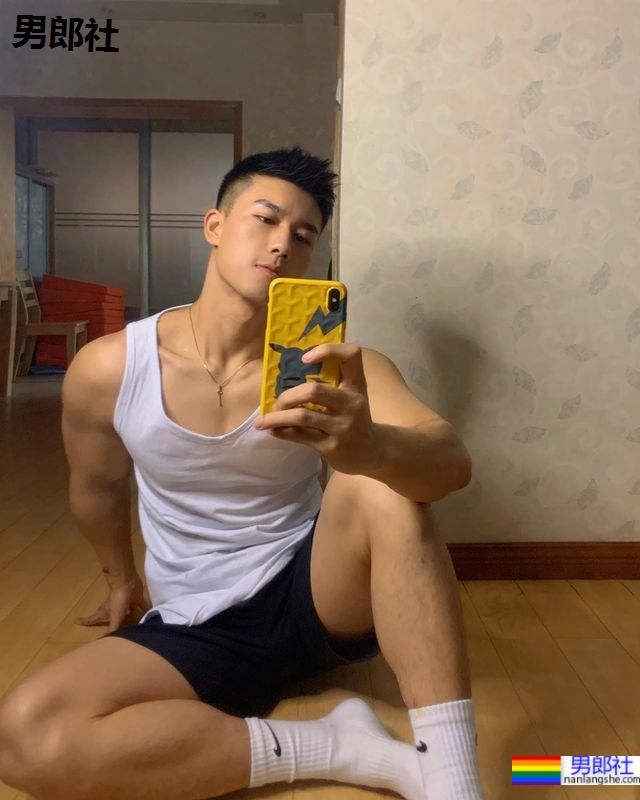 眼神锐利帅到出水!满足你的虎系鲜肉男幻想:Matt He - 51虹马 眼神锐利帅到出水!满足你的虎系鲜肉男幻想:Matt He - 51虹马