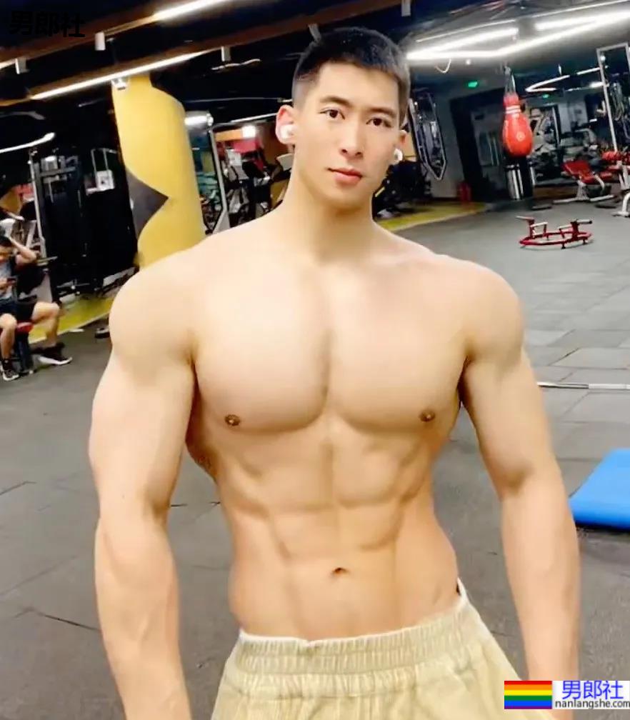 寸头肌肉医生小视频走红，终于扒到了这枚天菜! - 51虹马