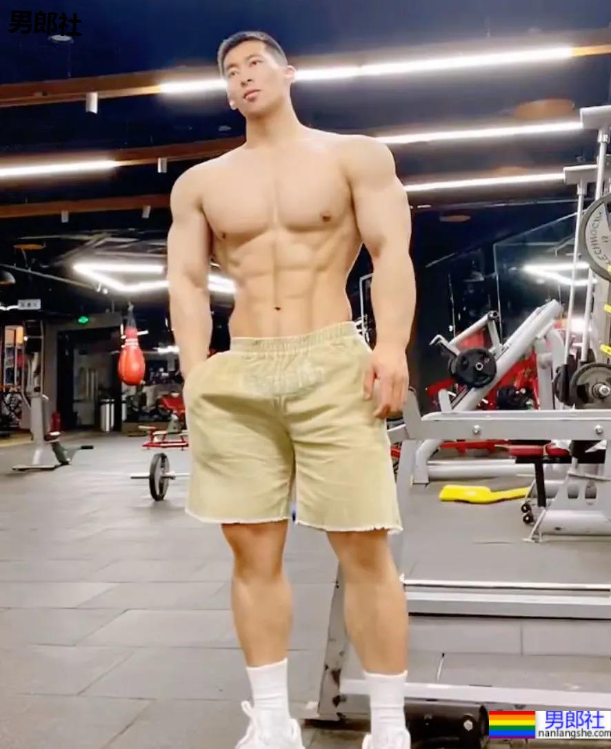寸头肌肉医生小视频走红，终于扒到了这枚天菜! - 51虹马