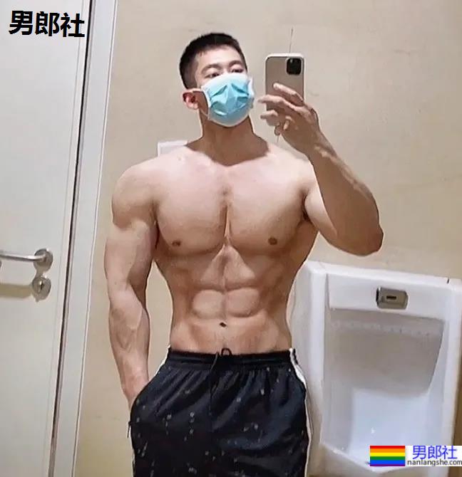 寸头肌肉医生小视频走红，终于扒到了这枚天菜! - 51虹马