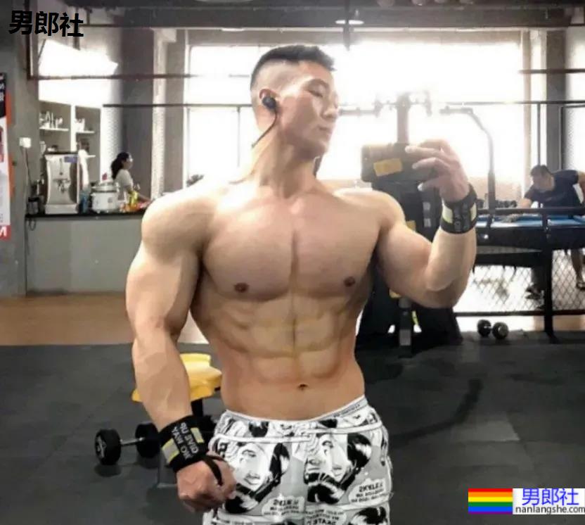 寸头肌肉医生小视频走红，终于扒到了这枚天菜! - 51虹马