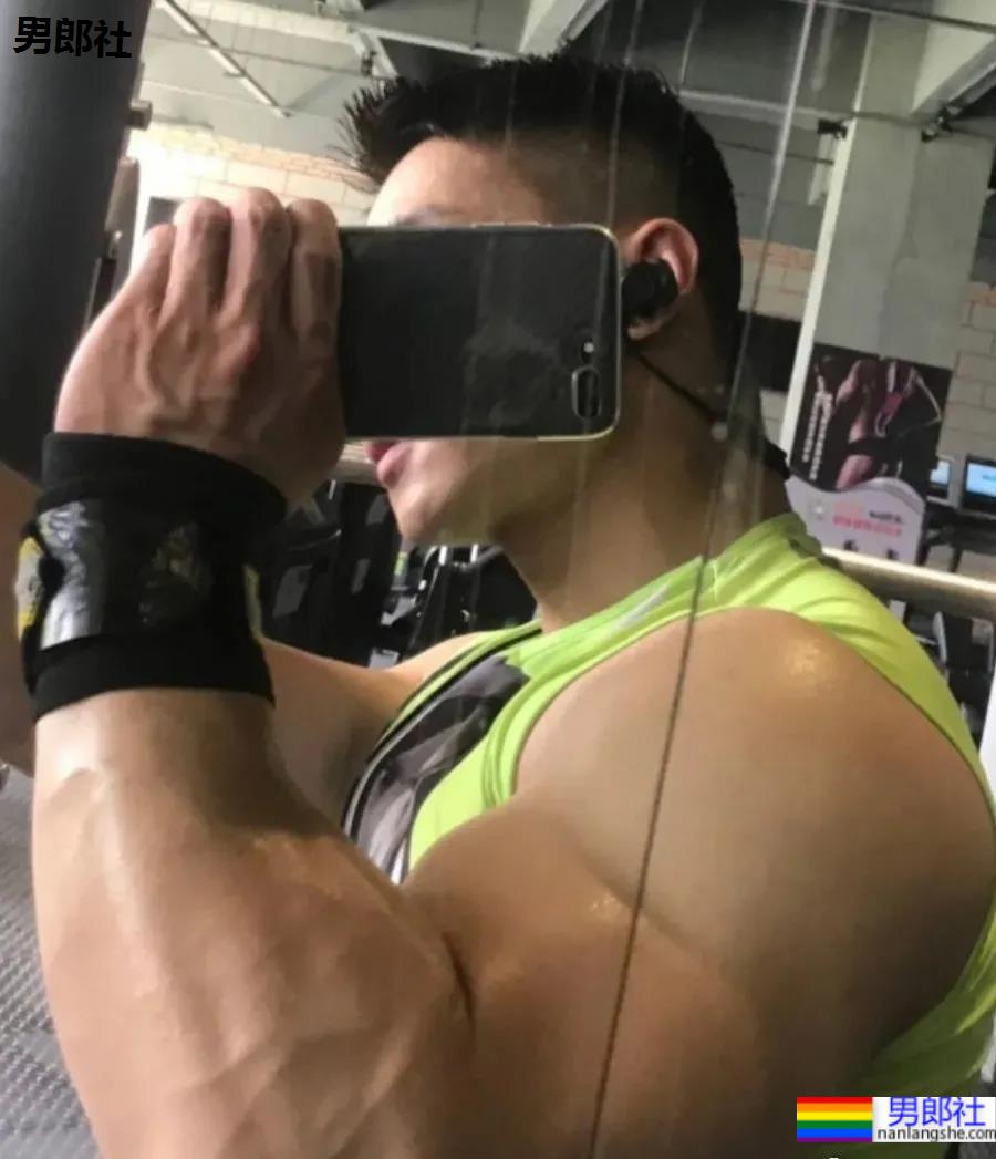 寸头肌肉医生小视频走红，终于扒到了这枚天菜! - 51虹马