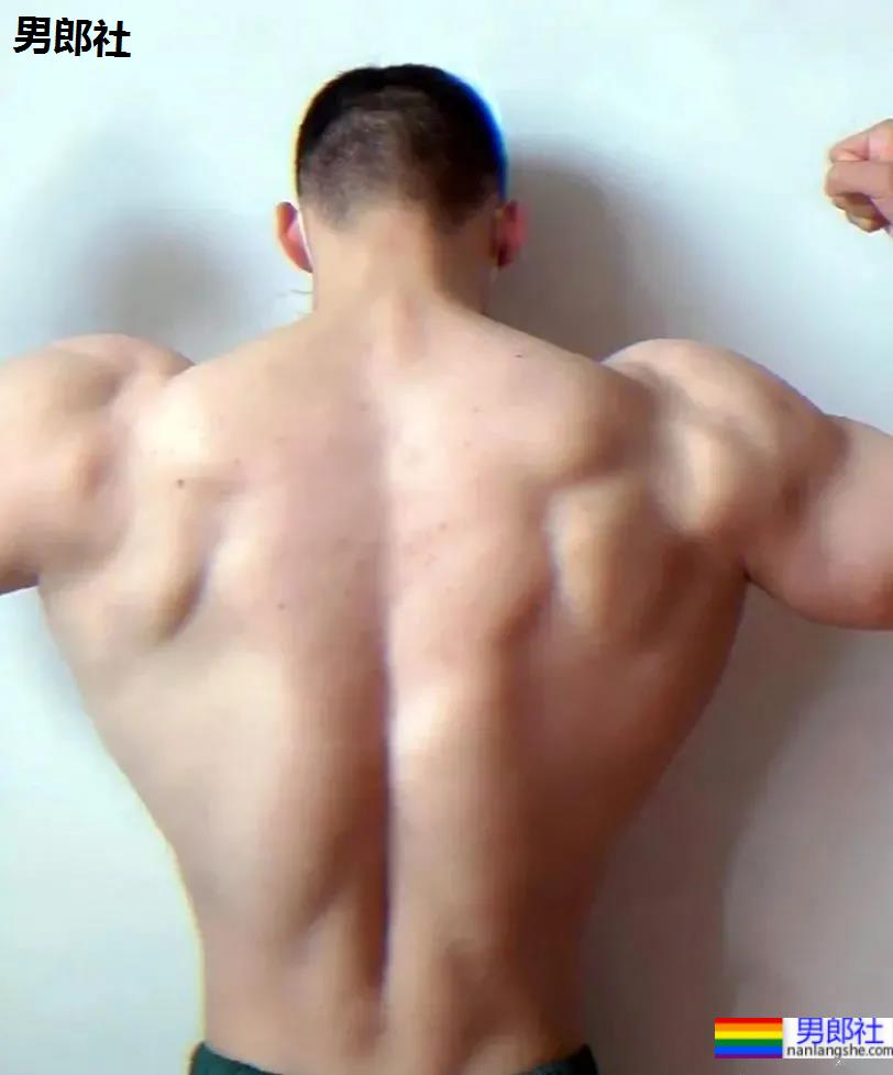 寸头肌肉医生小视频走红，终于扒到了这枚天菜! - 51虹马