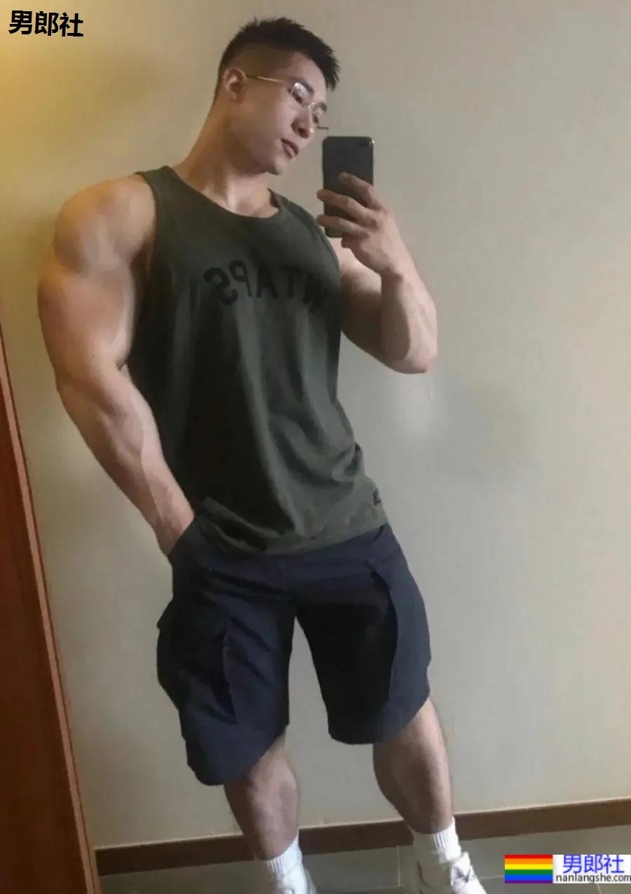 寸头肌肉医生小视频走红，终于扒到了这枚天菜! - 51虹马