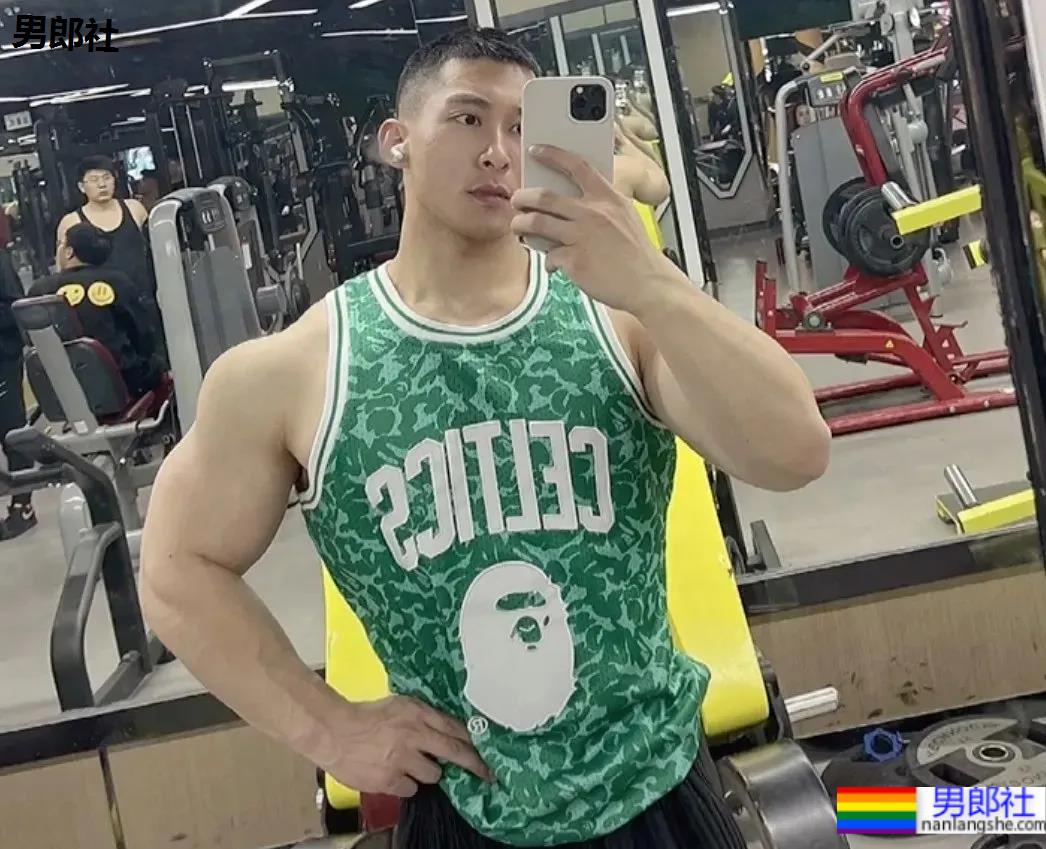 寸头肌肉医生小视频走红，终于扒到了这枚天菜! - 51虹马