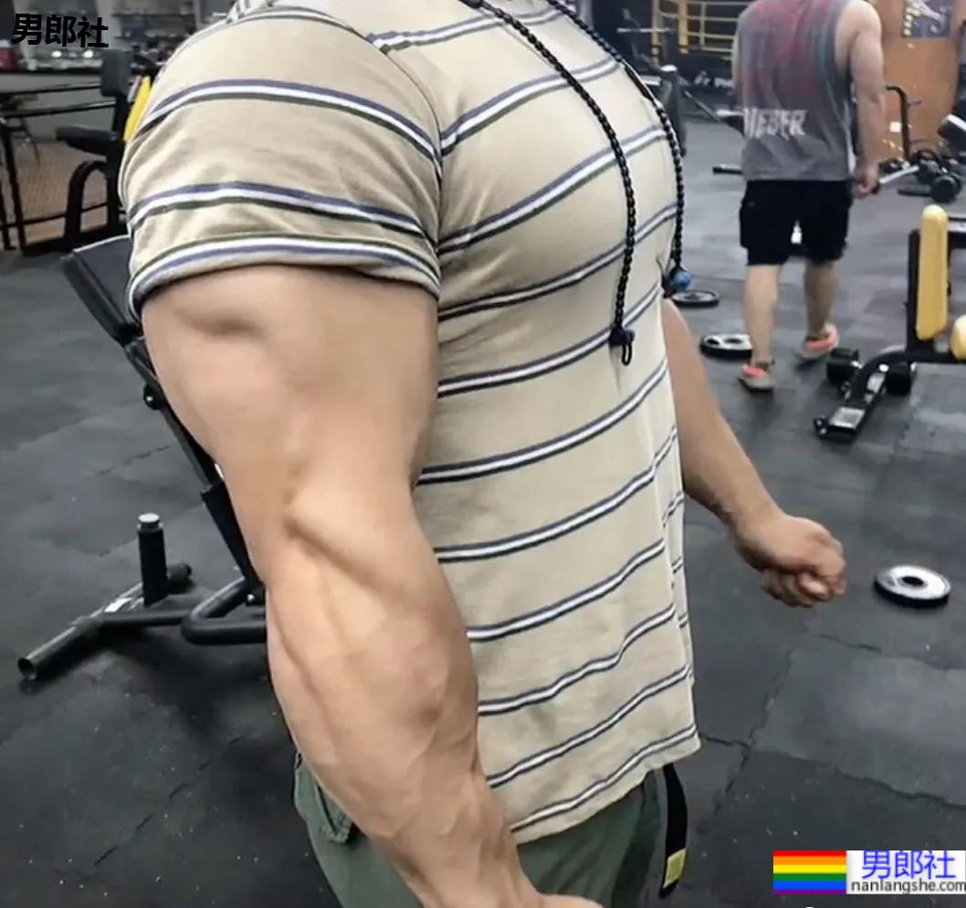 寸头肌肉医生小视频走红，终于扒到了这枚天菜! - 51虹马