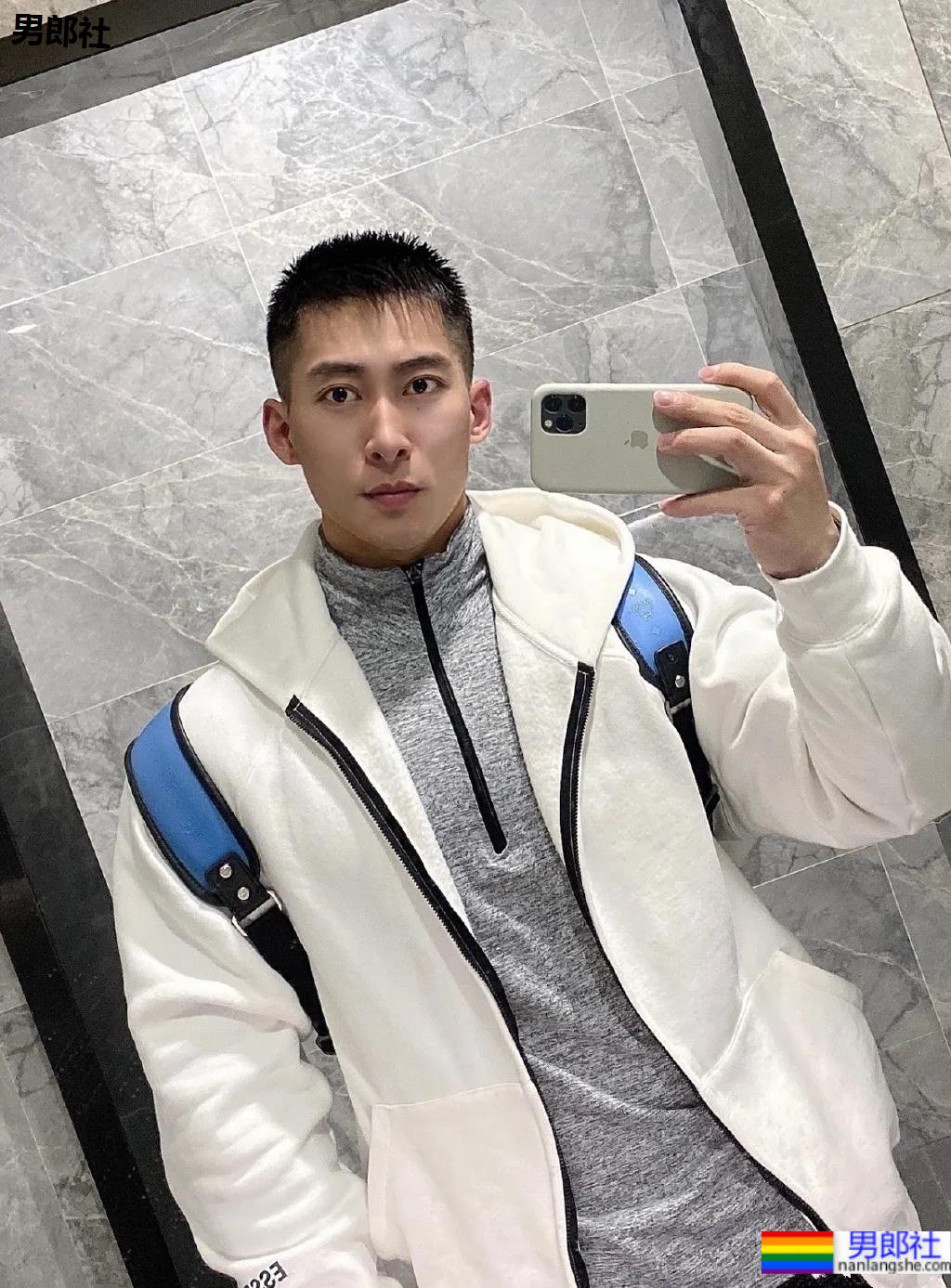 寸头肌肉医生小视频走红，终于扒到了这枚天菜! - 51虹马