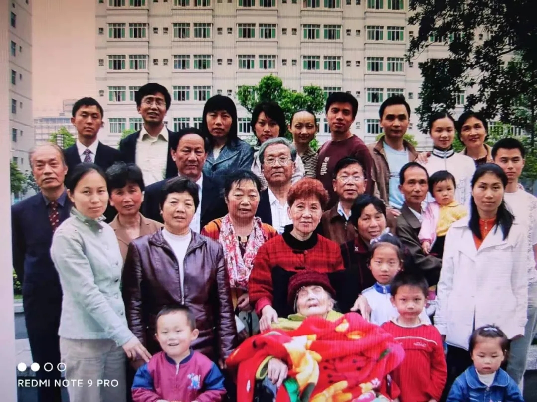 一位81岁男同的幸福晚年:小40岁的帅男友相伴16年了 - 51虹马 一位81岁男同的幸福晚年:小40岁的帅男友相伴16年了 - 51虹马