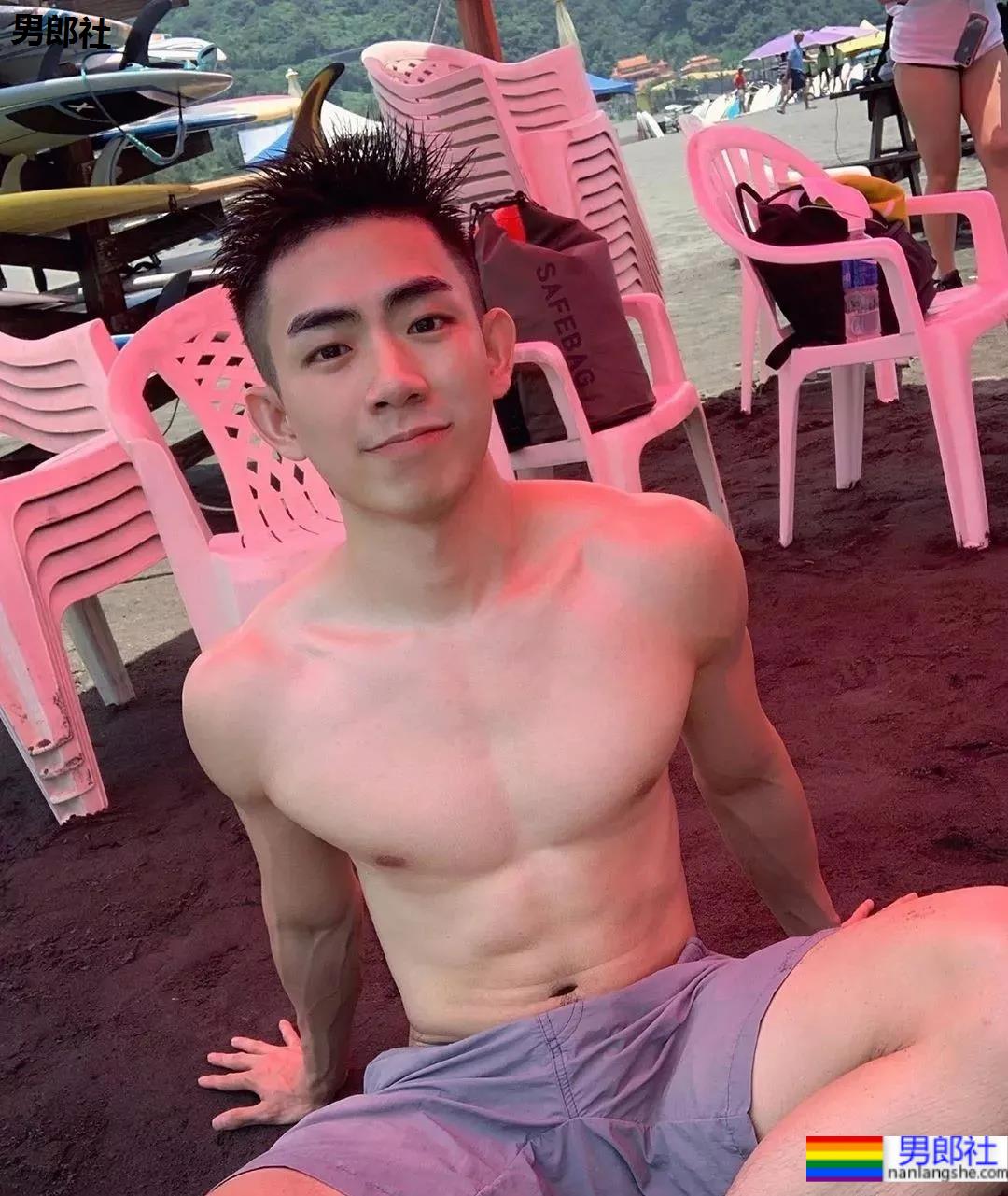 奶凶奶凶野生小帅硬照来袭，这样穿短裤不淡定了！-51虹马