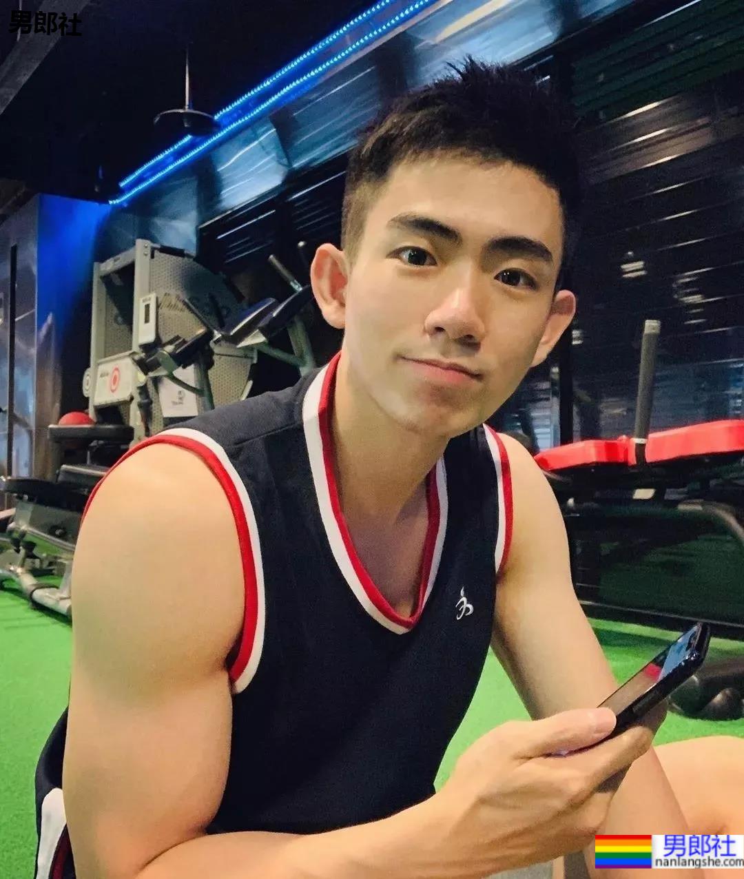 奶凶奶凶野生小帅硬照来袭,这样穿短裤不淡定了! - 51虹马 奶凶奶凶野生小帅硬照来袭,这样穿短裤不淡定了! - 51虹马