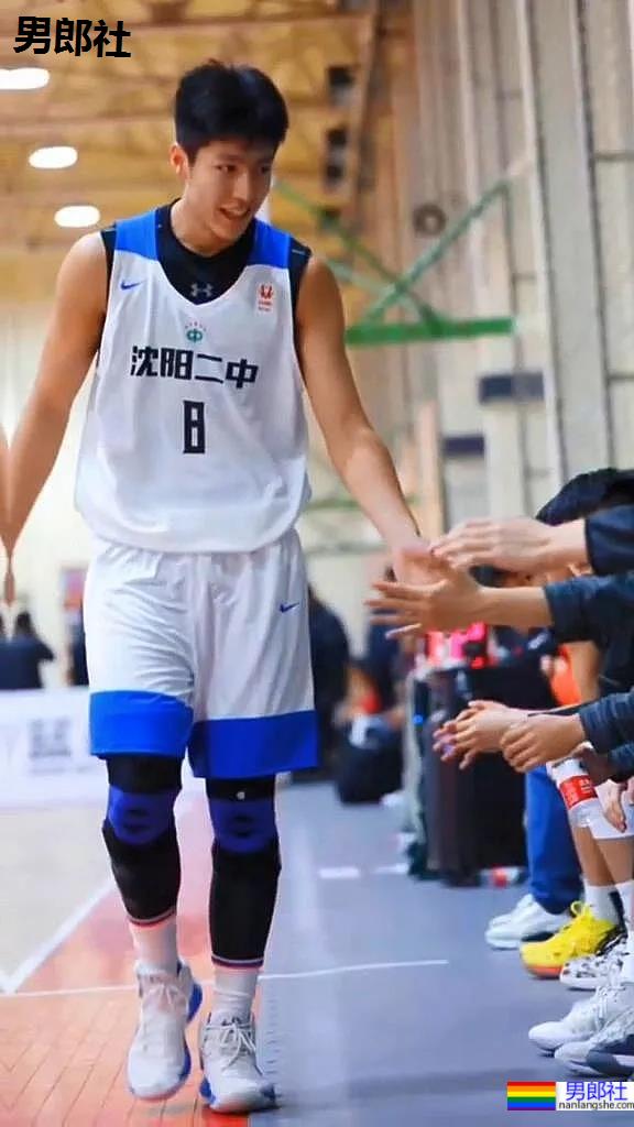 沈阳二中198CM的篮球帅哥李奕男，长大成熟了！ - 51虹马