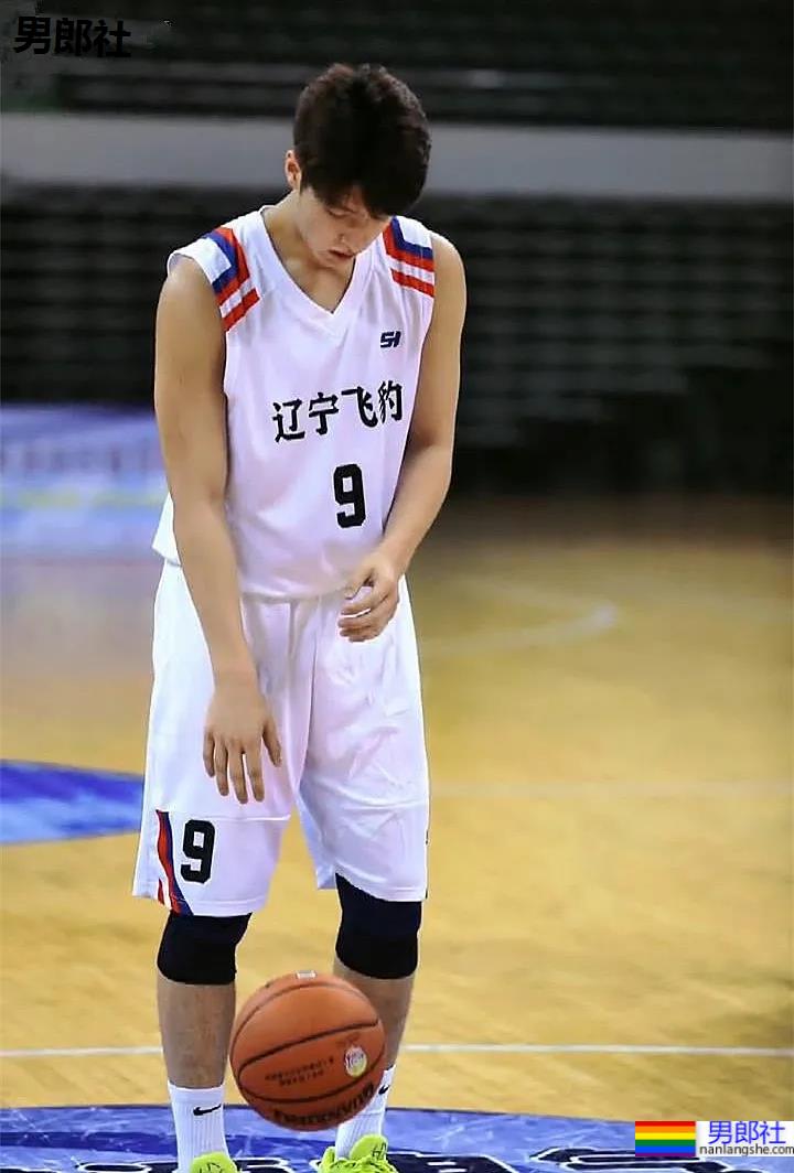 沈阳二中198CM的篮球帅哥李奕男，长大成熟了！ - 51虹马