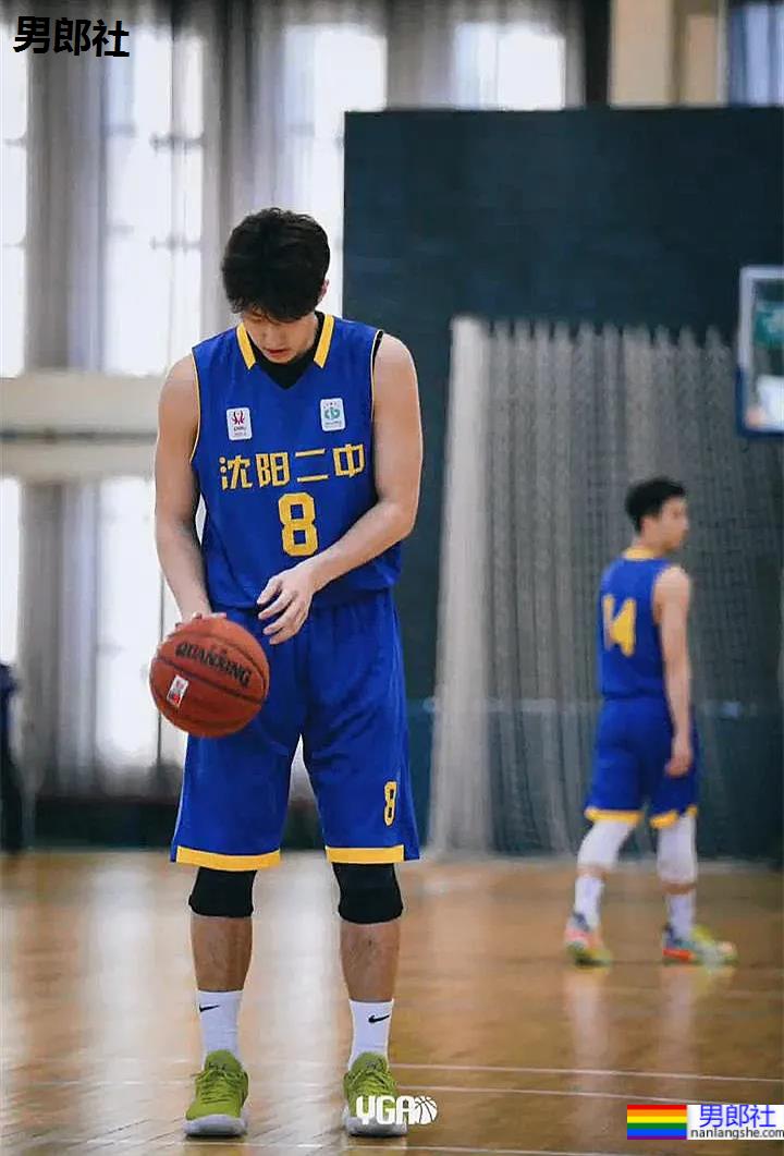 沈阳二中198CM的篮球帅哥李奕男，长大成熟了！ - 51虹马
