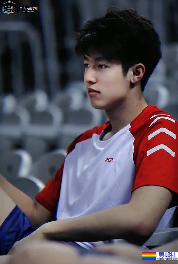沈阳二中198CM的篮球帅哥李奕男，长大成熟了！ - 51虹马