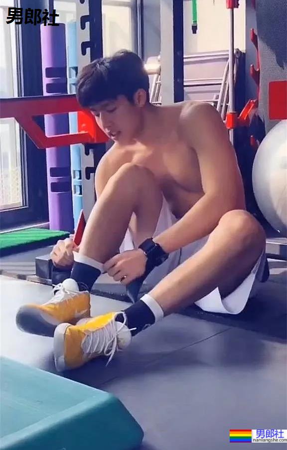 沈阳二中198CM的篮球帅哥李奕男，长大成熟了！ - 51虹马