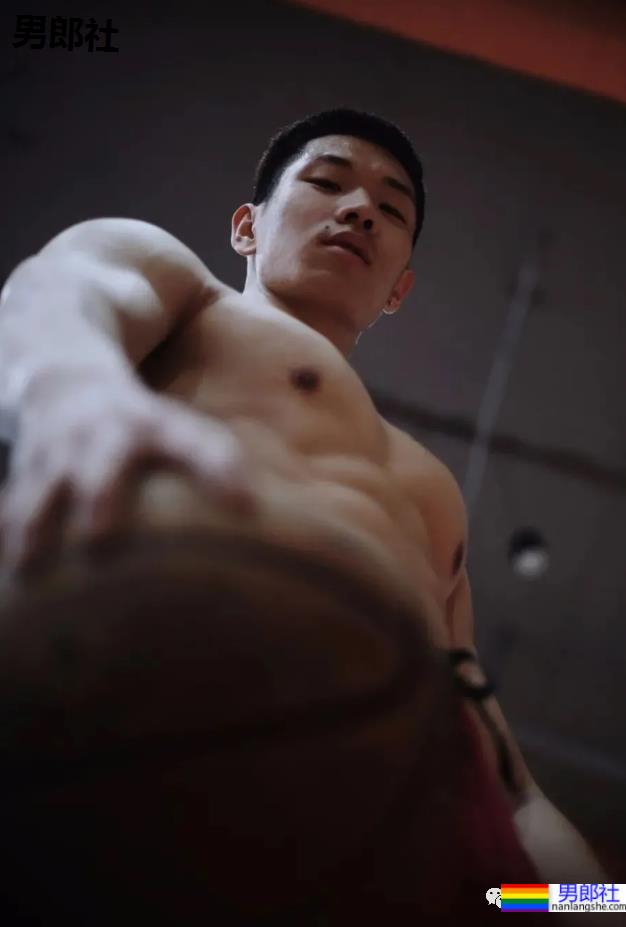 188CM篮球帅哥被邀请拍写真,真材实料藏不住了! - 51虹马 188CM篮球帅哥被邀请拍写真,真材实料藏不住了! - 51虹马