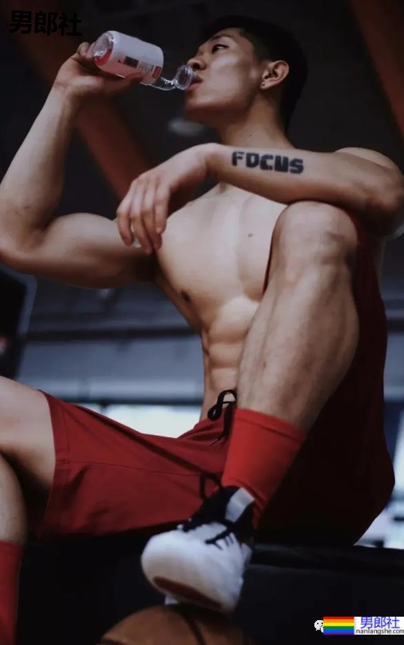 188CM篮球帅哥被邀请拍写真,真材实料藏不住了! - 51虹马 188CM篮球帅哥被邀请拍写真,真材实料藏不住了! - 51虹马