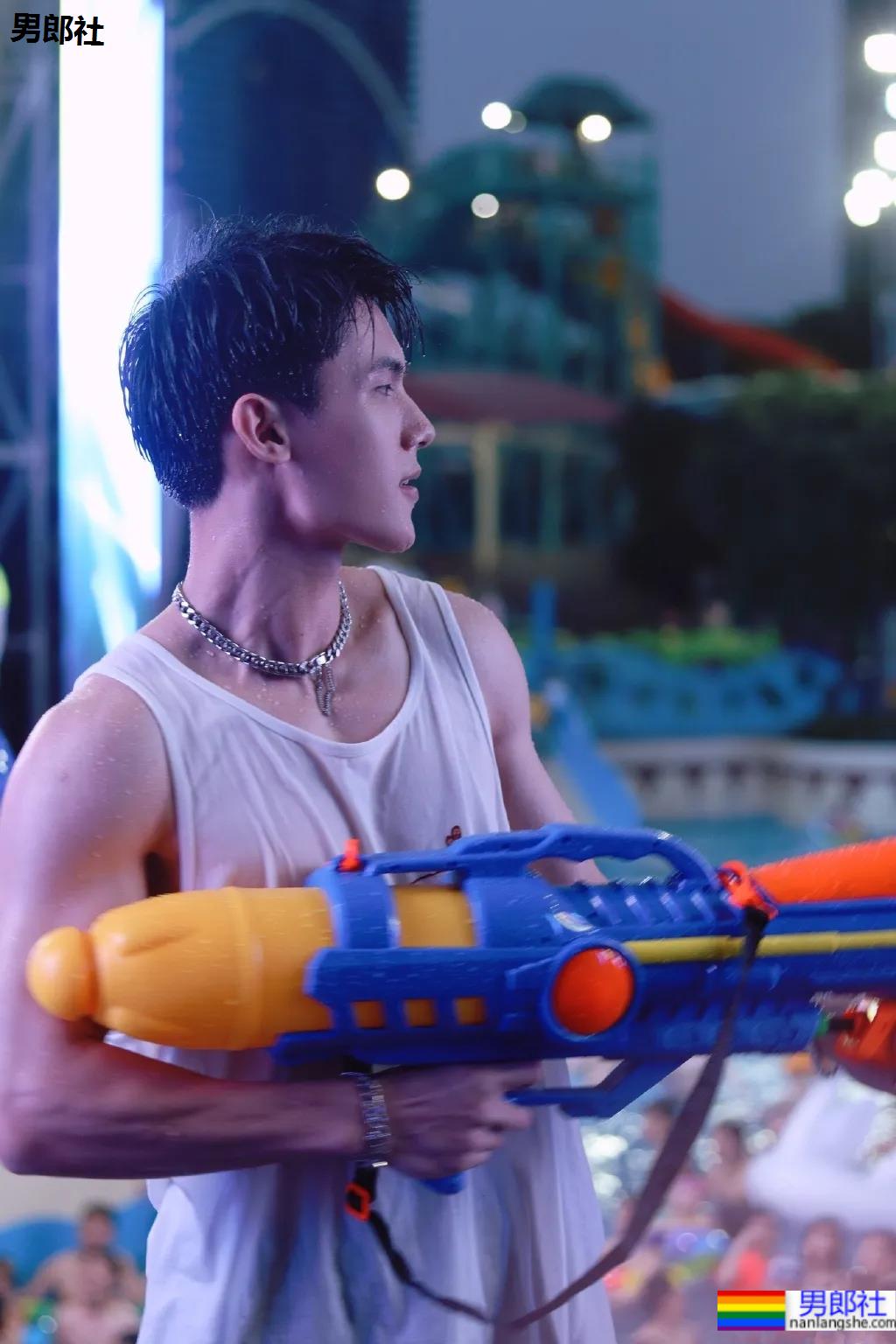 最帅救生员小视频刷屏,除了他这些大长腿体育生帅哥也在赚外块! - 51虹马 最帅救生员小视频刷屏,除了他这些大长腿体育生帅哥也在赚外块! - 51虹马