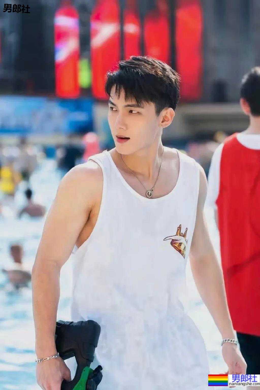 最帅救生员小视频刷屏,除了他这些大长腿体育生帅哥也在赚外块! - 51虹马 最帅救生员小视频刷屏,除了他这些大长腿体育生帅哥也在赚外块! - 51虹马