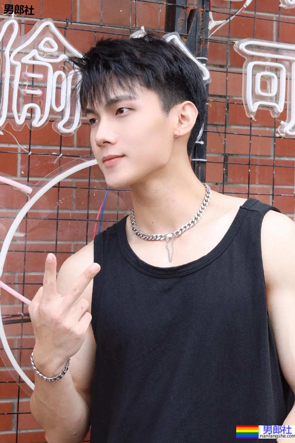 最帅救生员小视频刷屏,除了他这些大长腿体育生帅哥也在赚外块! - 51虹马 最帅救生员小视频刷屏,除了他这些大长腿体育生帅哥也在赚外块! - 51虹马