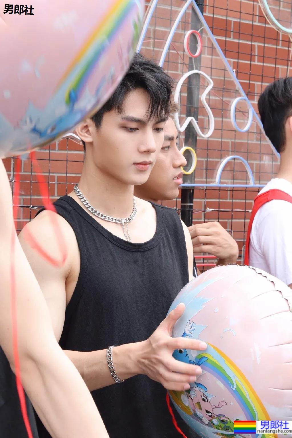 最帅救生员小视频刷屏,除了他这些大长腿体育生帅哥也在赚外块! - 51虹马 最帅救生员小视频刷屏,除了他这些大长腿体育生帅哥也在赚外块! - 51虹马