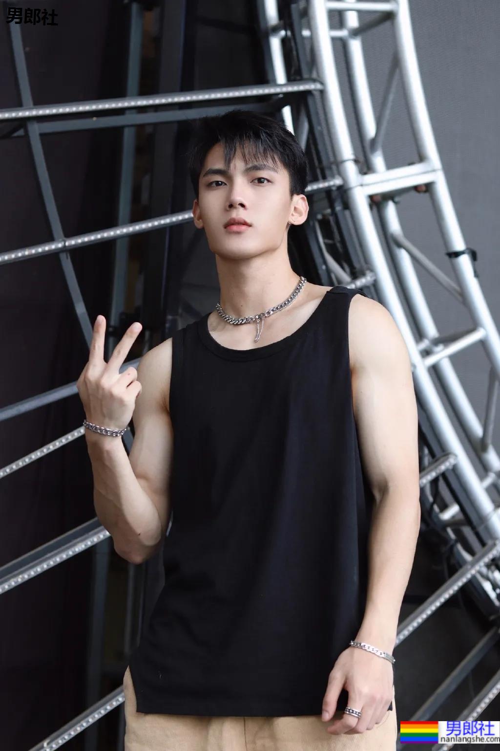 最帅救生员小视频刷屏,除了他这些大长腿体育生帅哥也在赚外块! - 51虹马 最帅救生员小视频刷屏,除了他这些大长腿体育生帅哥也在赚外块! - 51虹马