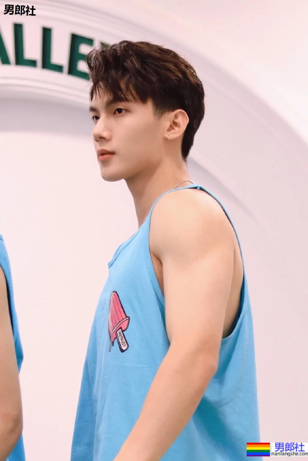 最帅救生员小视频刷屏,除了他这些大长腿体育生帅哥也在赚外块! - 51虹马 最帅救生员小视频刷屏,除了他这些大长腿体育生帅哥也在赚外块! - 51虹马