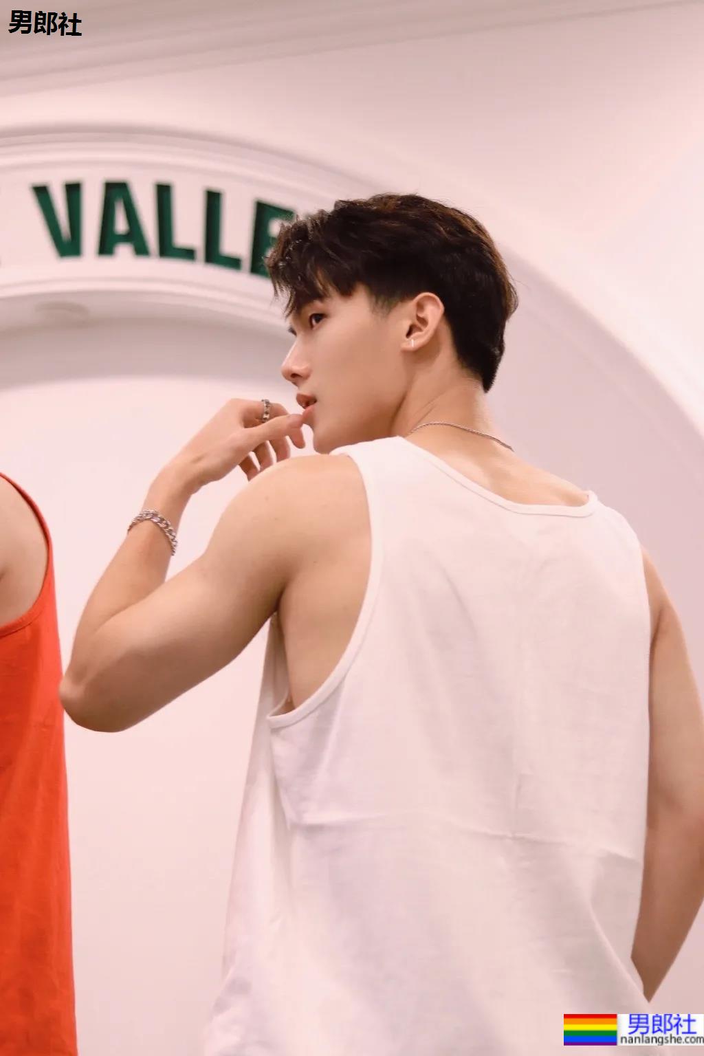 最帅救生员小视频刷屏,除了他这些大长腿体育生帅哥也在赚外块! - 51虹马 最帅救生员小视频刷屏,除了他这些大长腿体育生帅哥也在赚外块! - 51虹马