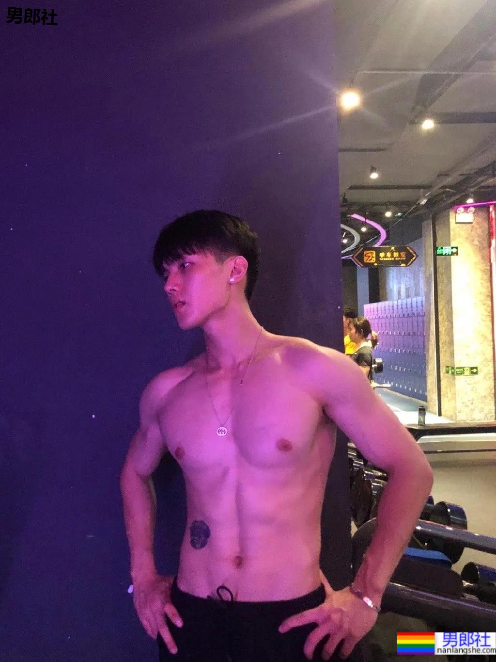 最帅救生员小视频刷屏,除了他这些大长腿体育生帅哥也在赚外块! - 51虹马 最帅救生员小视频刷屏,除了他这些大长腿体育生帅哥也在赚外块! - 51虹马